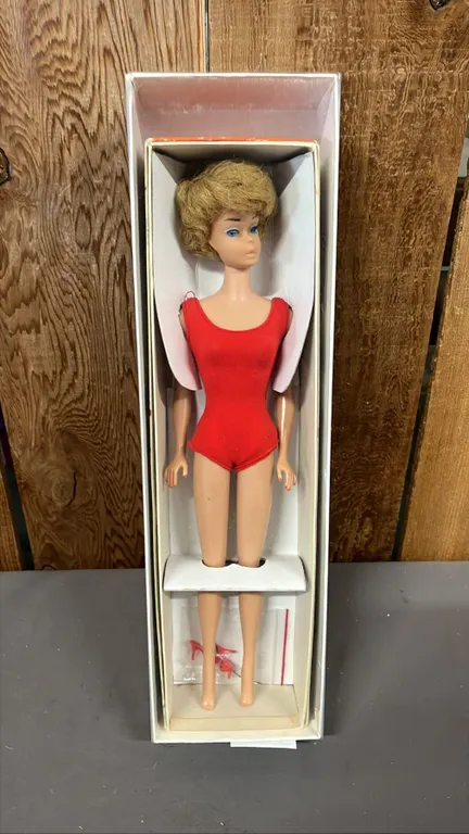 VINTAGE 1960S BUBBLE CUT BARBIE *IN ORIGINAL PRESENTATION BOX*