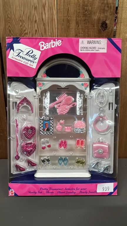 VINTAGE 1997 BARBIE PRETTY TREASURES ARMOIR SET *IN ORIGINAL BOX*