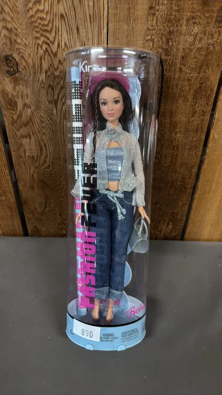 VINTAGE 2005 FASHION FEVER KIRA W/POSTER *IN ORIGINAL BOX*