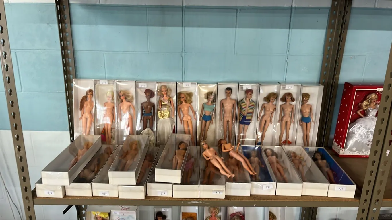 SHELF OF ASSORTED VINTAGE BARBIE'S *MOST HAVE NO CLOTHES*