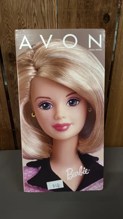 VINTAGE 1998 AVON BARBIE *IN ORIGINAL BOX*