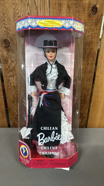 VINTAGE 1997 DOLLS OF THE WORLD COLLECTION CHILEAN BARBIE *IN ORIGINAL BOX*