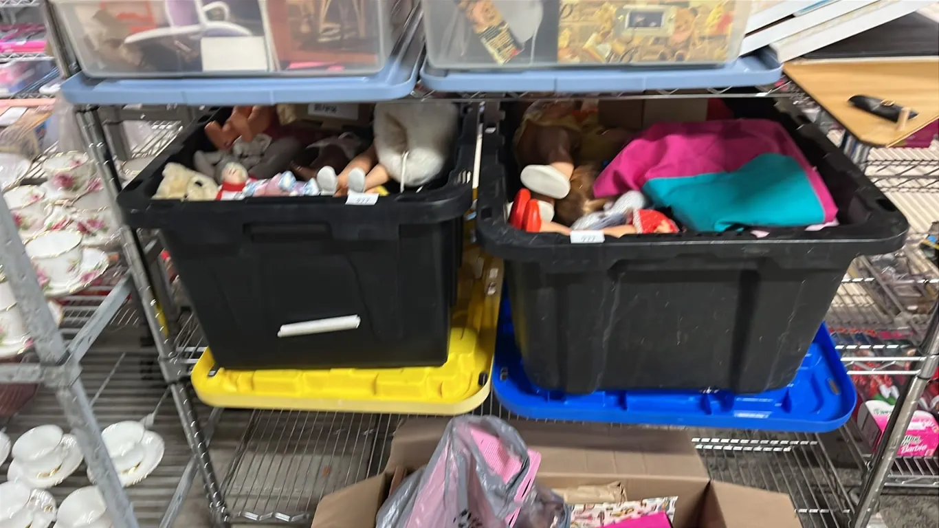 2 TOTES OF ASSORTED VINTAGE STUFFED TOYS & DOLLS *TOTES INCLUDED*