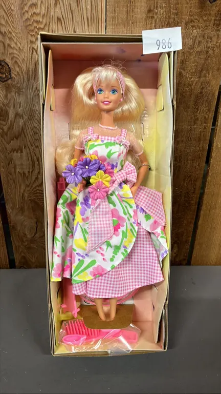 VINTAGE AVON EXCLUSIVE SPRING PETALS BARBIE *IN ORIGINAL BOX*