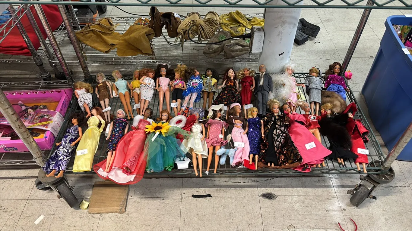 SHELF OF ASSORTED VINTAGE BARBIE & KEN DOLLS *NO BOXES*