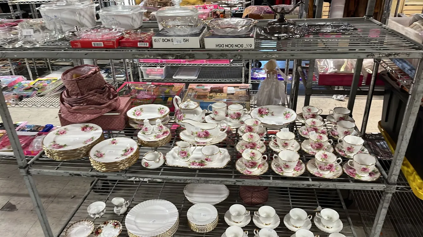 SHELF OF VINTAGE ROYAL ALBERT AMERICAN BEAUTY FINE CHINA WITH QUILTED PLASTIC ZIPPER CASES