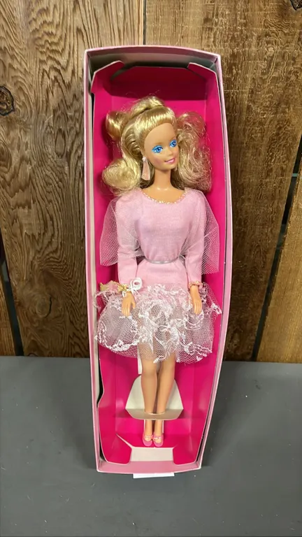 VITNAGE BARBIE IN '80S DRESS