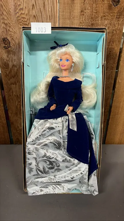VINTAGE 1995 WINTER VELVET BARBIE *IN ORIGINAL BOX*
