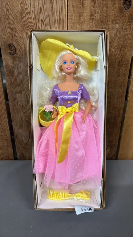 VINTAGE AVON EXCLUSIVE SPRING BLOSSOM BARBIE *IN ORIGINAL BOX*