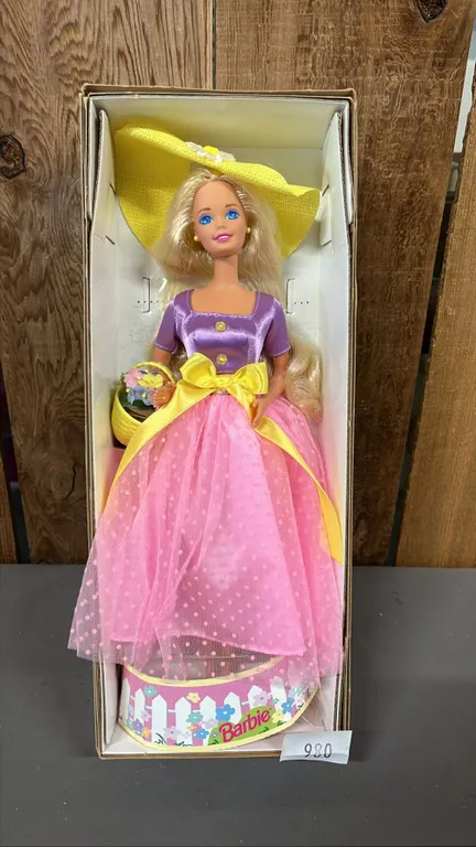 VINTAGE AVON EXCLUSIVE SPRING BLOSSOM BARBIE *IN ORIGINAL BOX*