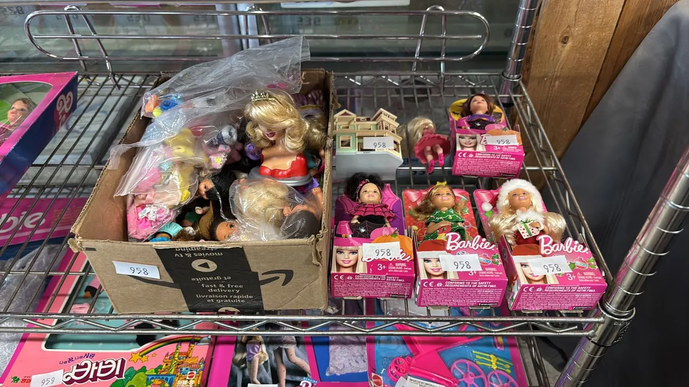 3 ASSORTED CHELSEA DOLLS, SMALL BOX OF ASSORTED KELLY DOLLS & MORE