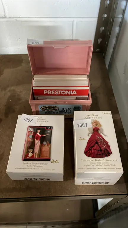 2 HALLMARK KEEPSAKES BARBIE ORNAMENTS & CARD FILE BOX WITH EMPTY FILE CARDS & VINTAGE BUSINESS CARDS