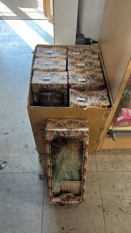 (8) THE BROADWAY COLLECTION HAND PAINTED PORCELAIN DOLLS: ITEM NO. 40041-1 *IN ORIGINAL BOXES*