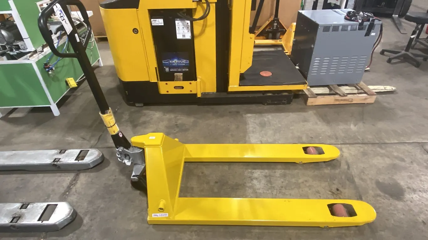YELLOW 5000LB CAPACITY PALLET JACK