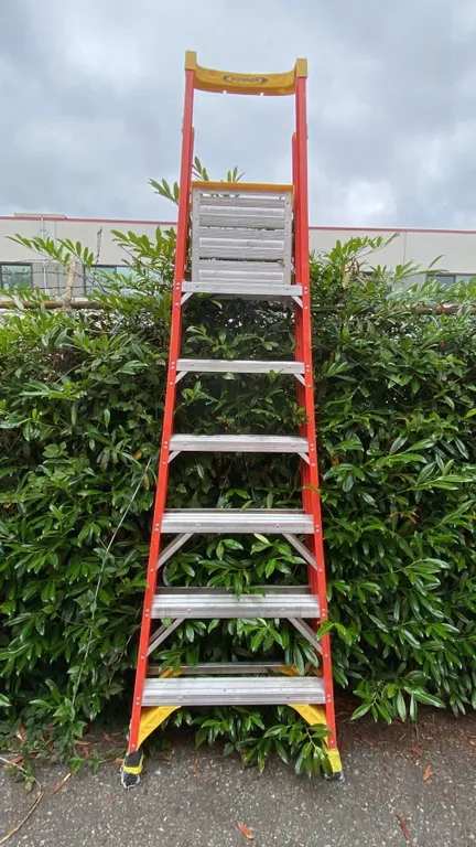 WERNER PODIUM MAX 6' ORANGE CARBON FIBER INDUSTRIAL PLATFORM LADDER