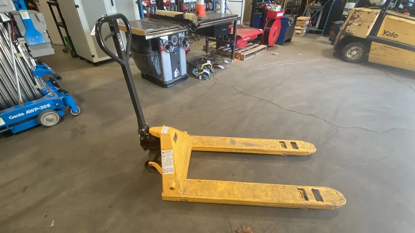 YELLOW 5500LB CAPACITY INDUSTRIAL PALLET JACK *WORKS, FOOT PEDAL NEEDS REPAIR*