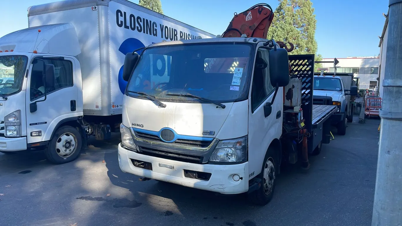 2014 HINO 195H HYBRID, 2DR FLAT DECK, WHITE, VIN JHHHPM2H0EK001120,