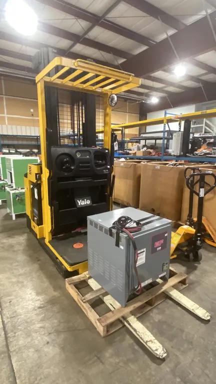 2001 YALE OS030BEN24TE105 STAND ON ELECTRIC ORDER PICKER WITH 6483.1 HOURS, 24 VOLT BATTERY, 2500LB