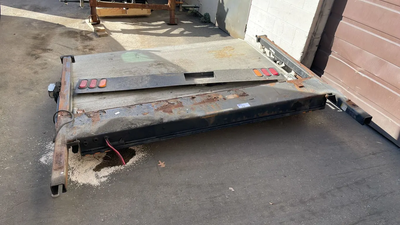 TOMMY GATE COMPANY TOMMY LIFT 93" ALUMINUM BED HYDRAULIC LIFT GATE- BED MEASURES APPROX 89" X 68"