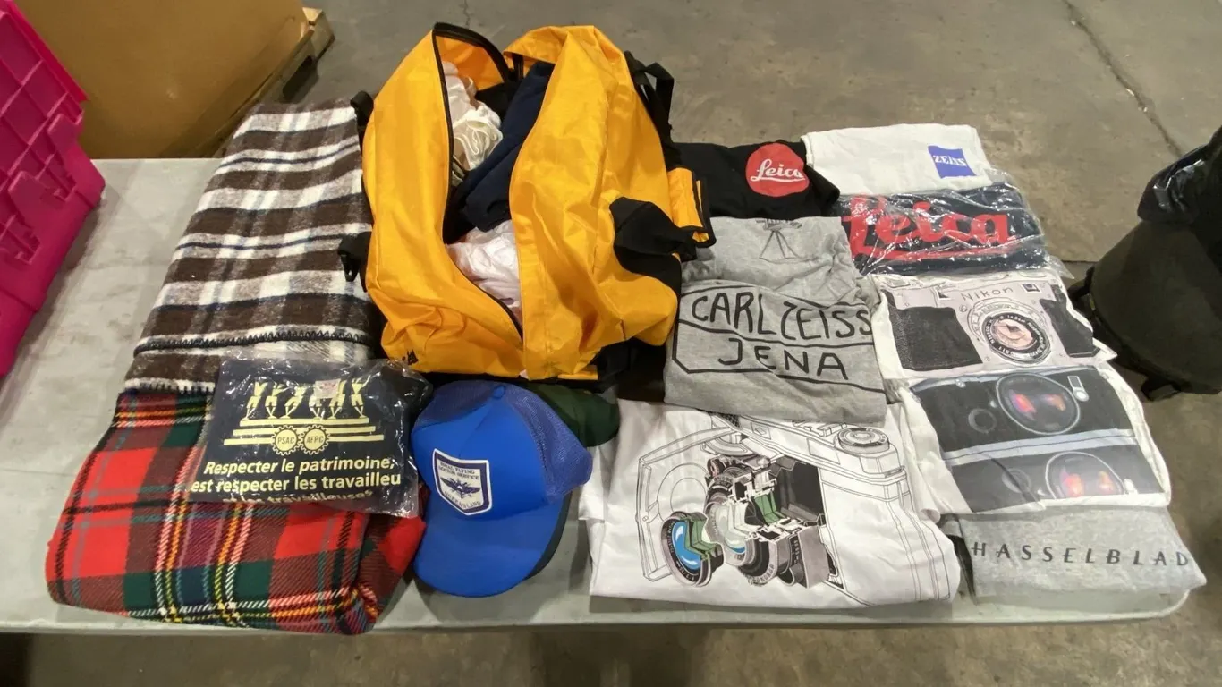 GROUP OF ASSORTED T-SHIRTS, HATS & BLANKETS