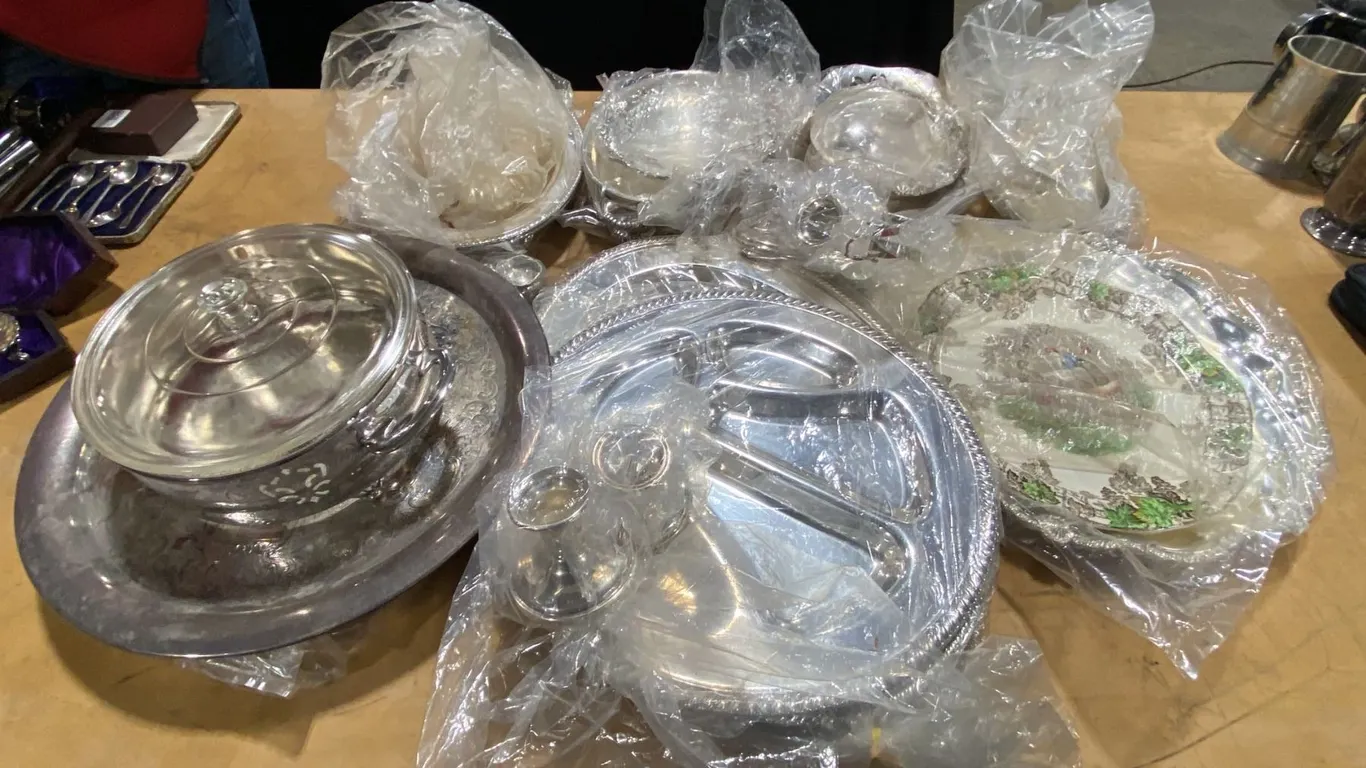 LARGE GROUP OF ASSORTED SILVER PLATED & VINTAGE DINNERWARE
