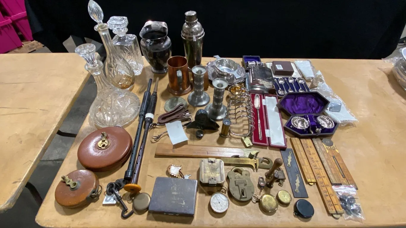 LARGE GROUP OF COLLECTABLE ITEMS INCLUDING VINTAGE DECANTERS, CANDLE STICKS, DISHWARE, FLASKS,