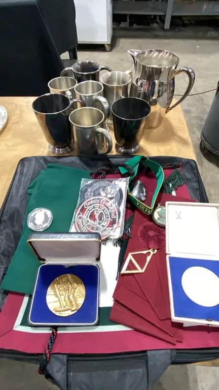 GROUP OF COLLECTABLE ITEMS INCLUDING ERFINDER DER LEICA STERLING SILVER COIN, VINTAGE APOLLO 11