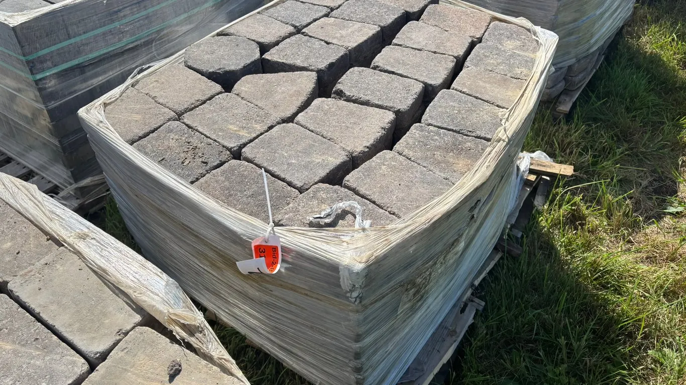 89 Sq. Ft. Lamont Circle Interlock Landscape Pavers