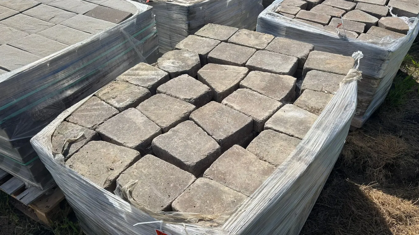 89 Sq. Ft. Lamont Circle Interlock Landscape Pavers
