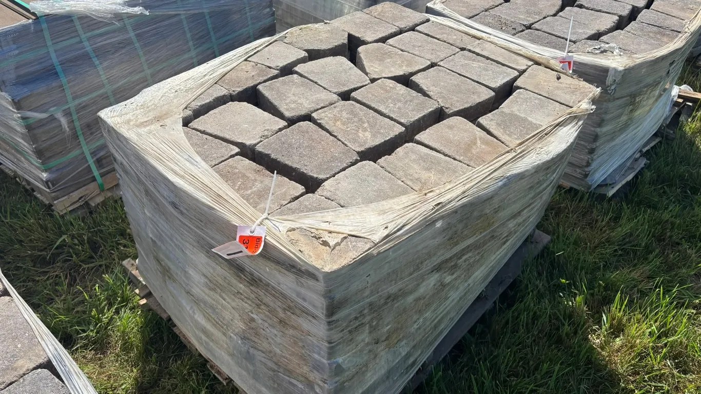 89 Sq. Ft. Lamont Circle Interlock Landscape Pavers