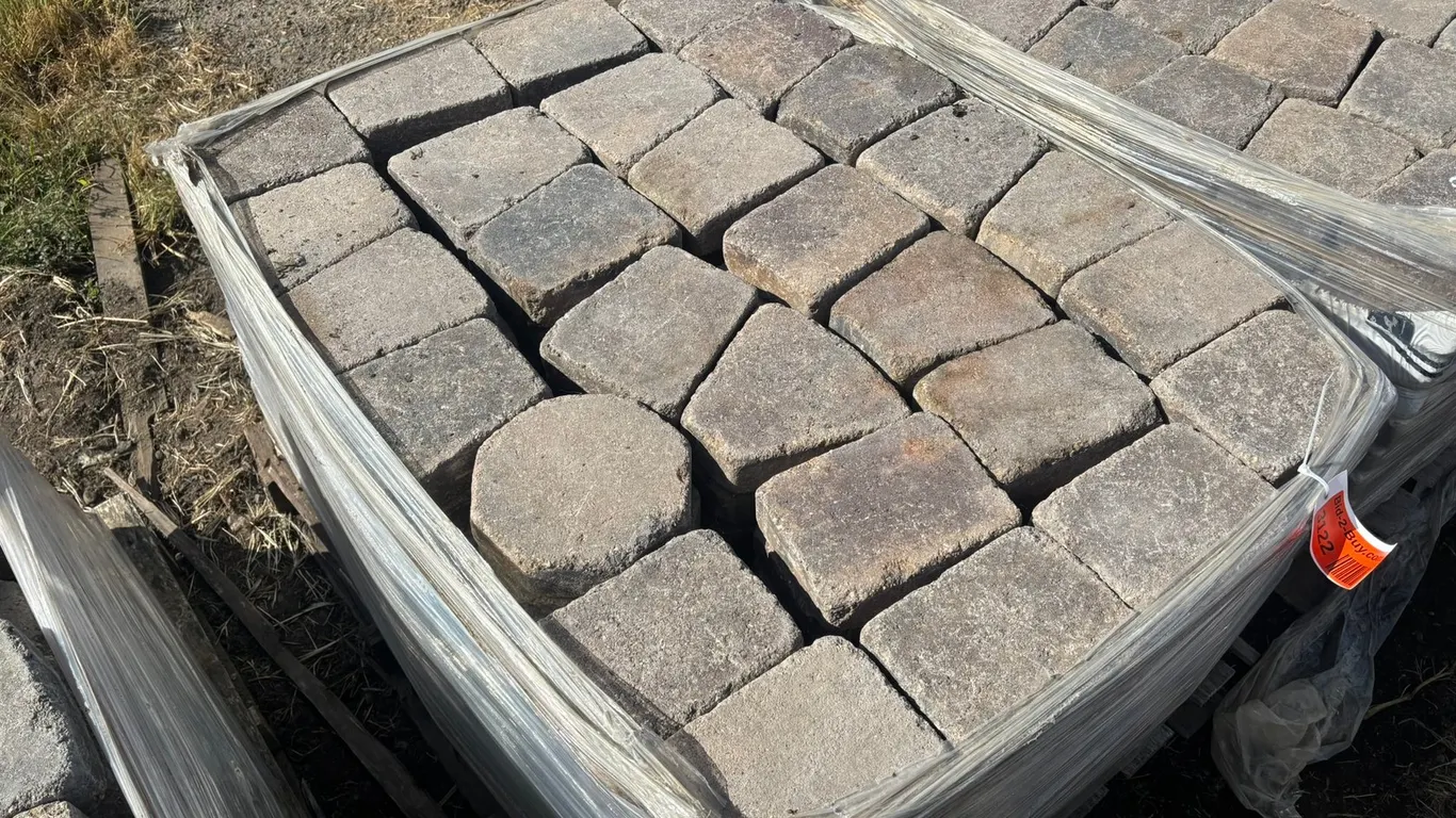 89 Sq. Ft. Lamont Circle Interlock Landscape Pavers