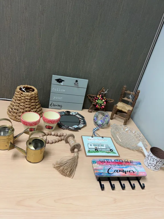 Home Decor Lot With Mini Watering Cans And Wall Plaques