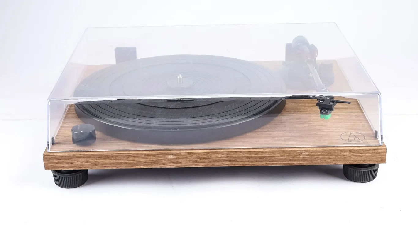 Audio-Technica AT-LPW40WN Fully Manual Belt-Drive Turntable