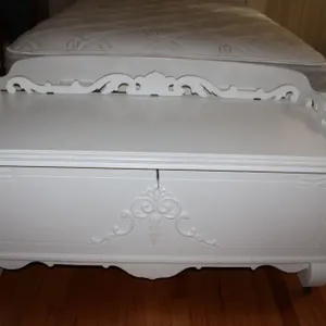 White Spindle Bed