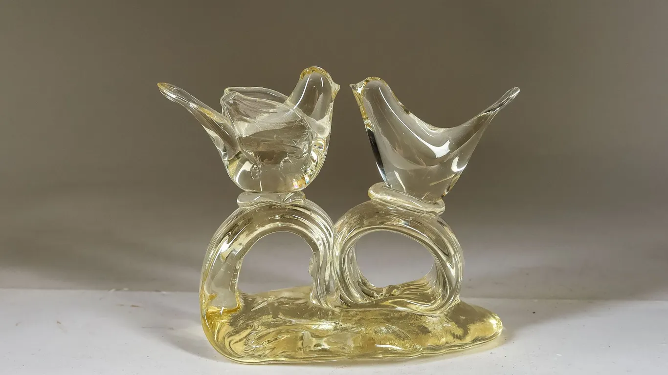 A Vintage Handblown Glass Lovebirds Figurine!