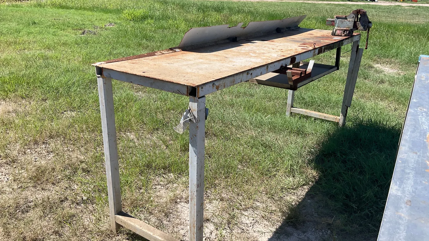 METAL WORK BENCH WITH VICE