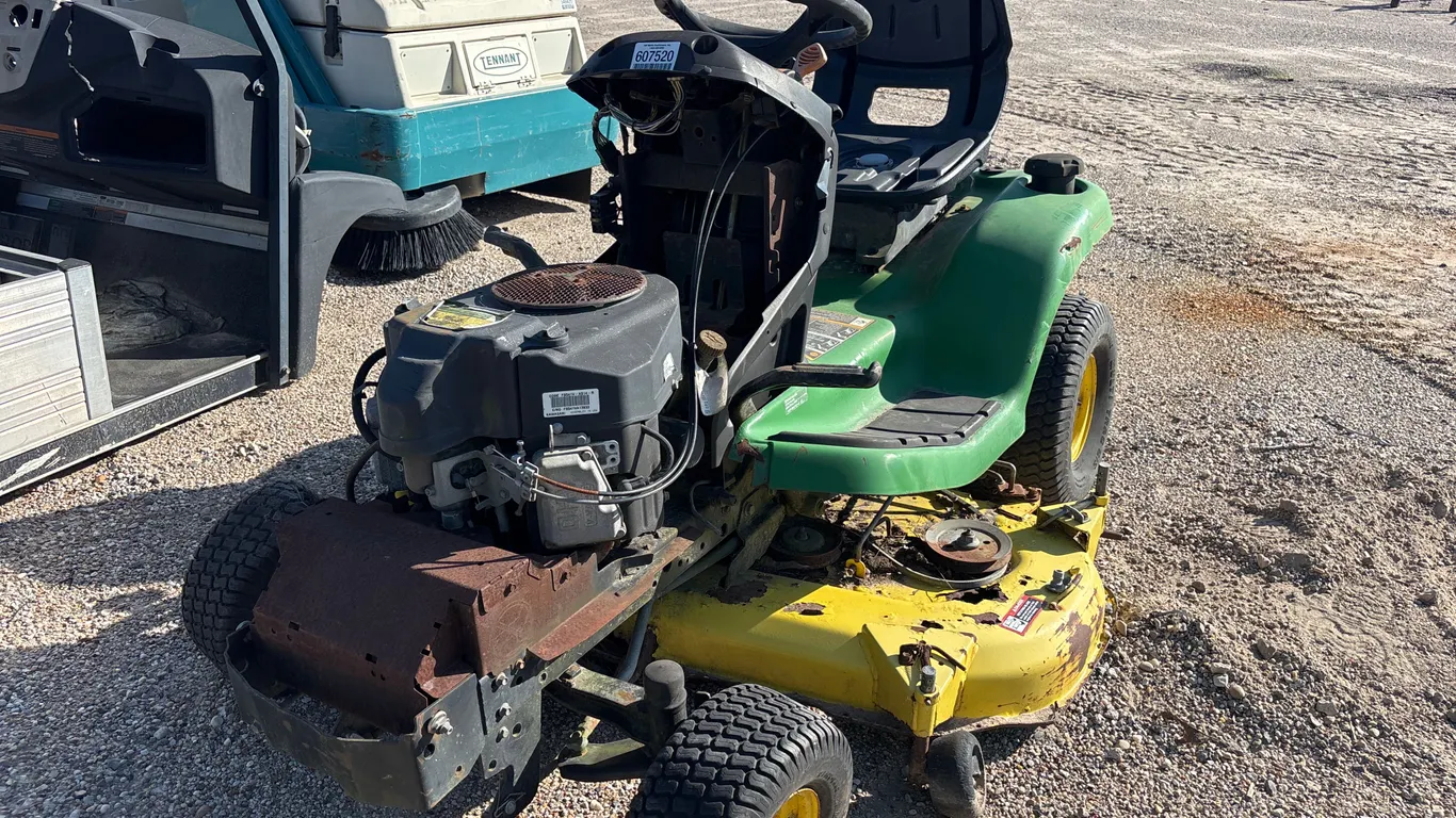 JOHN DEERE RIDING MOWER