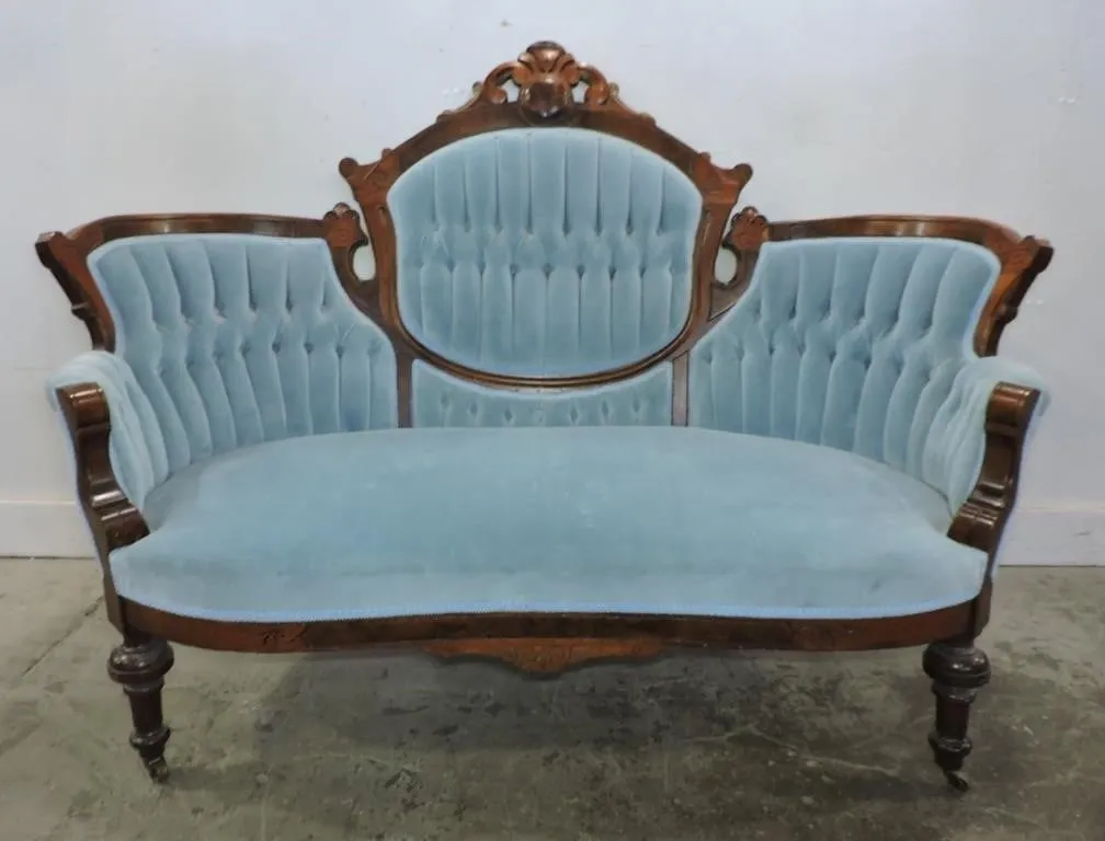 ANTIQUE VICTORIAN STYLE MEDALLION BACK SETTEE