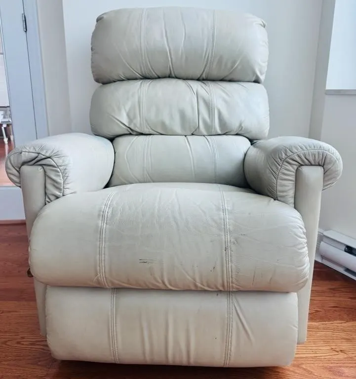LA-Z-BOY WHITE LEATHER PILLOW BACK MANUAL RECLINER