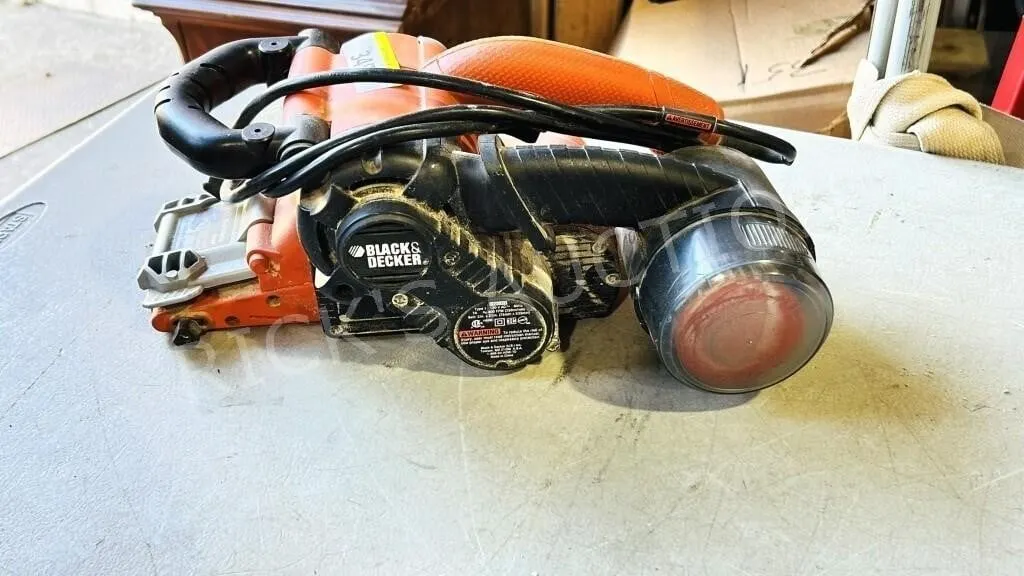 B &D belt sander w/ cyclone action -3" x 21"