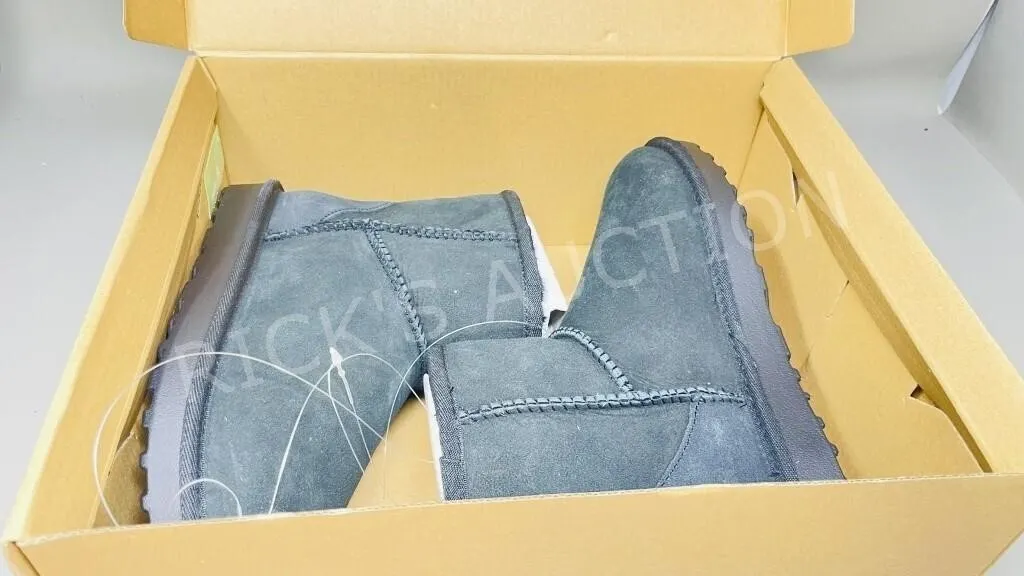 new- ladies shearling boots-size USA 6
