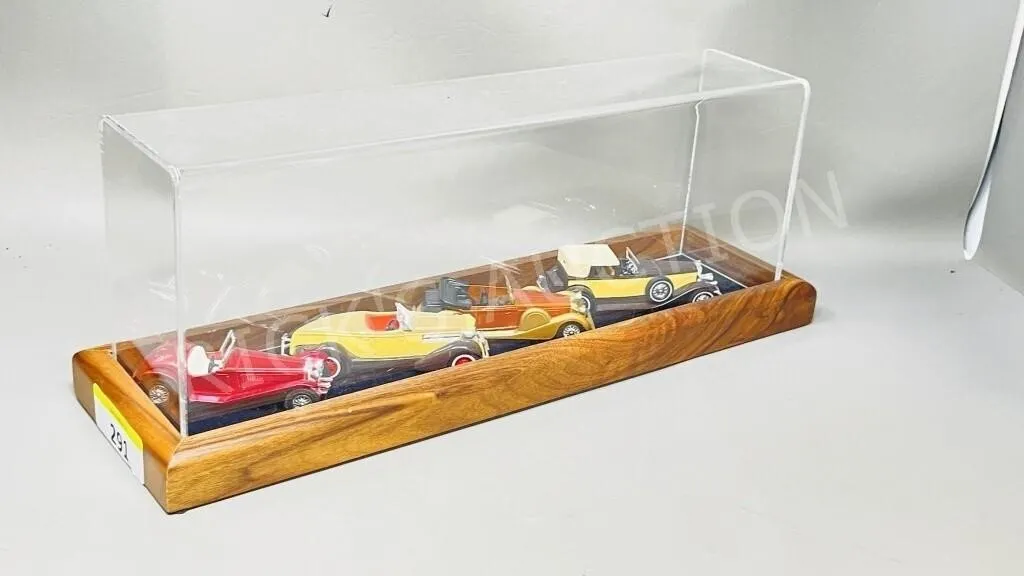 display w/ 4 model cars - 6.5" x 16" long
