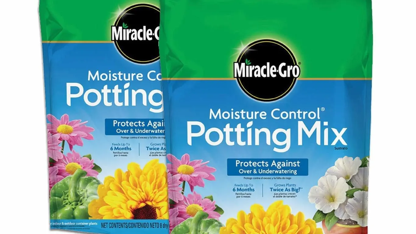 Miracle-Gro Moisture Control Potting Mix 8qt 2pk