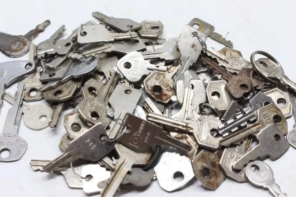 Assorted vintage keys, large lot