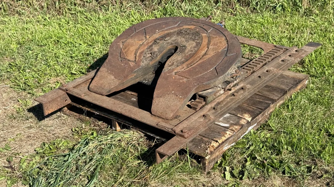 Holland Sliding 5th Wheel Hitch