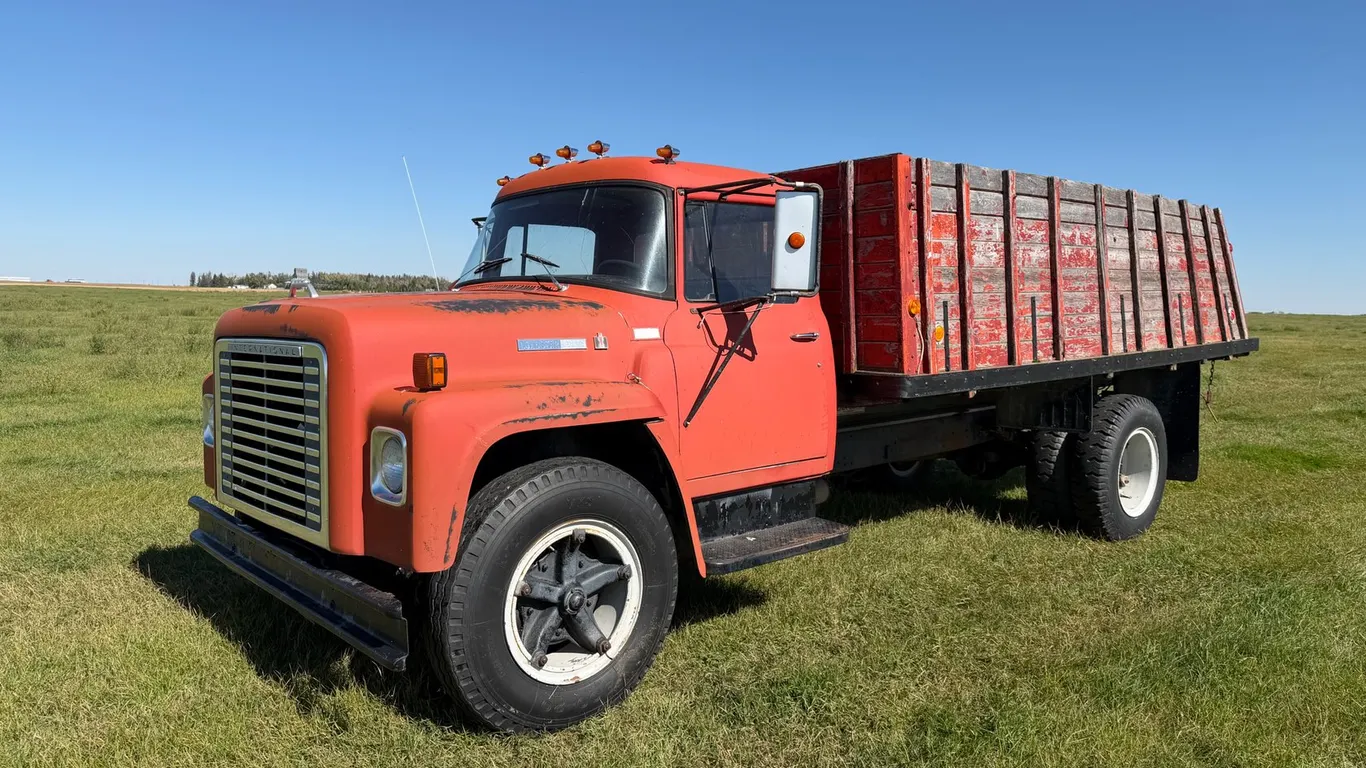 1974 International Loadstar 1600 S/A Grain Truck