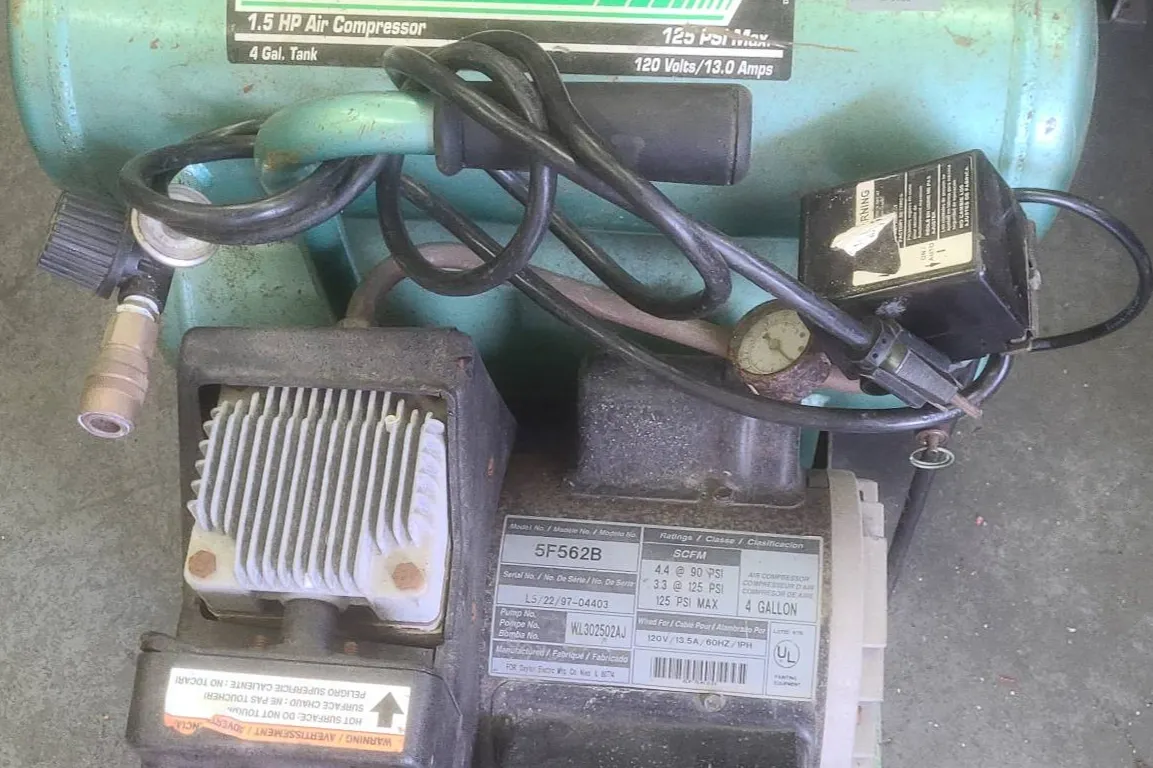 Speedaire 1.5 HP 4 Gallon Air Compressor