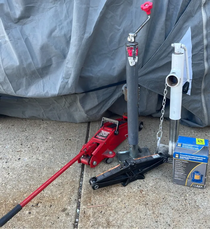 Hydraulic Jacks and Trailer Coupler Stands
