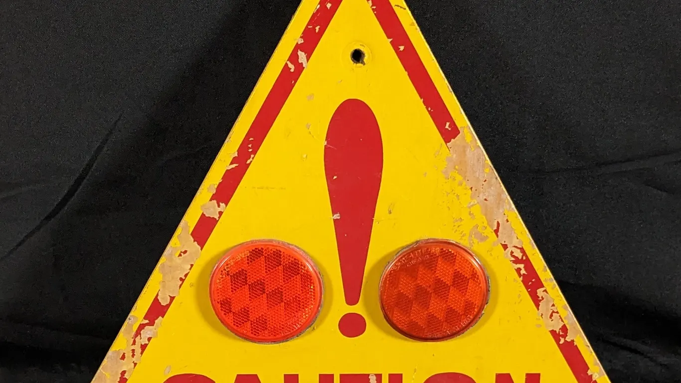 PLYWOOD SIGN CAUTION