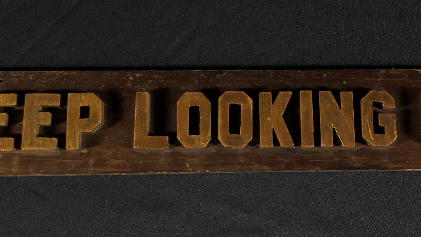COOL VINTAGE 3-D WOOD SIGN "KEEP LOOKING UP"